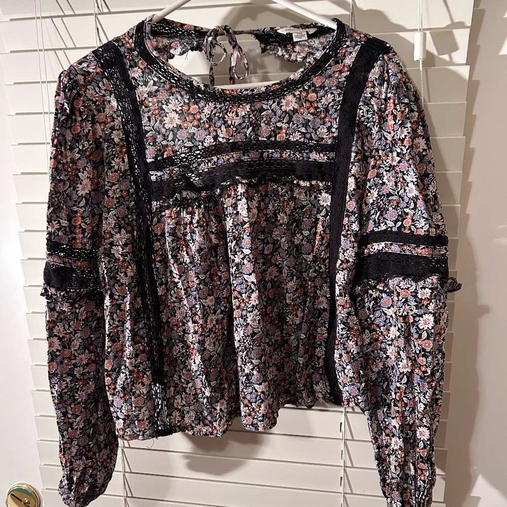 American Eagle floral long-sleeve blouse, open back, lace accents